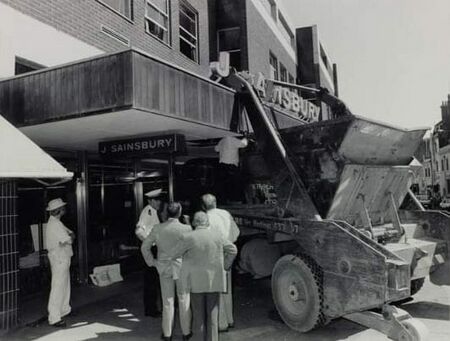Runaway Skip Lorry Cambridge Road 1987.jpg